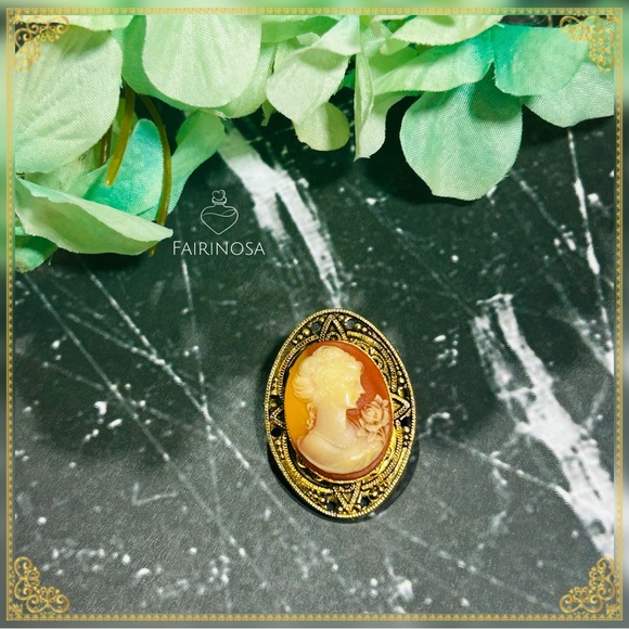 Jewelry - Gold Cameo Brooch